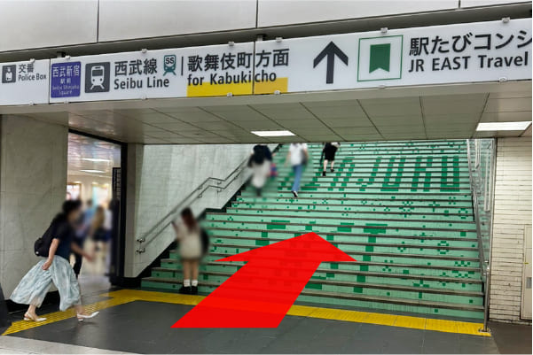 歌舞伎町方面への階段を上がり、地上に出ます。