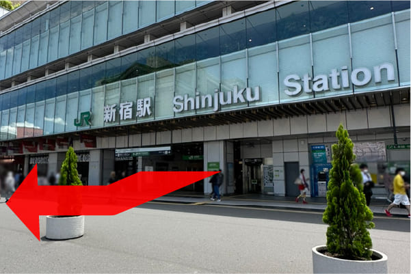 JR新宿駅ミライナタワー改札・甲州街道改札を出て右に曲がります。